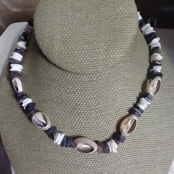 Black white shell necklace beach Hawaii surfer vacation ⛱️🏖️ 🐚🐚 - Picture 1 of 4